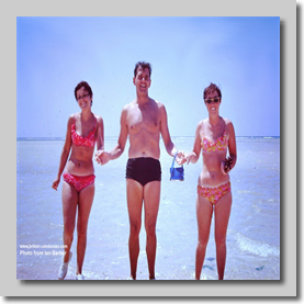 Cally Girls, Ann Hurst & Hilary Frampton with unknown chap. Red sea Nr Jeddah 1968 Saudi Hadj